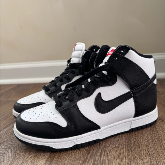 Nike Panda Dunks - Picture 1 of 3